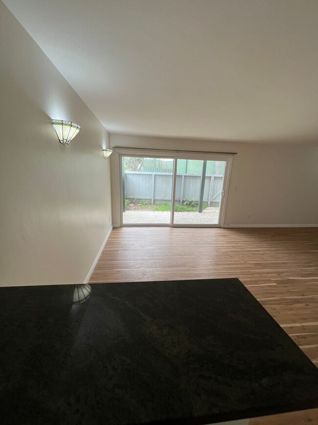 Building Photo - GREAT location, downstairs 2+2 condo