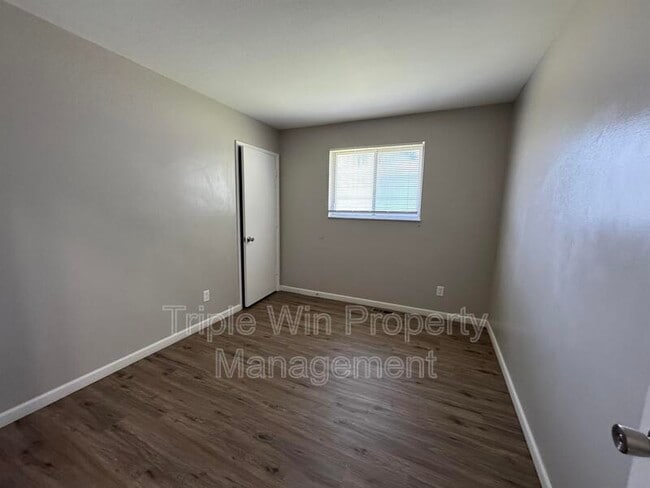Building Photo - 690 Wiethaupt Rd