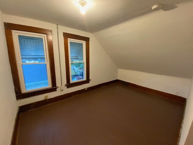 Building Photo - 484 Hammel St