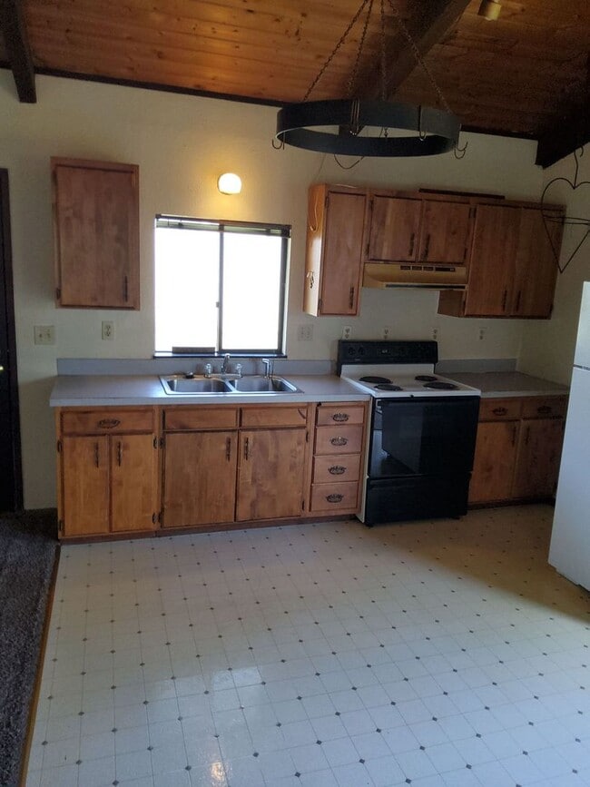 Building Photo - 2bd 1ba W/Fenced Yard