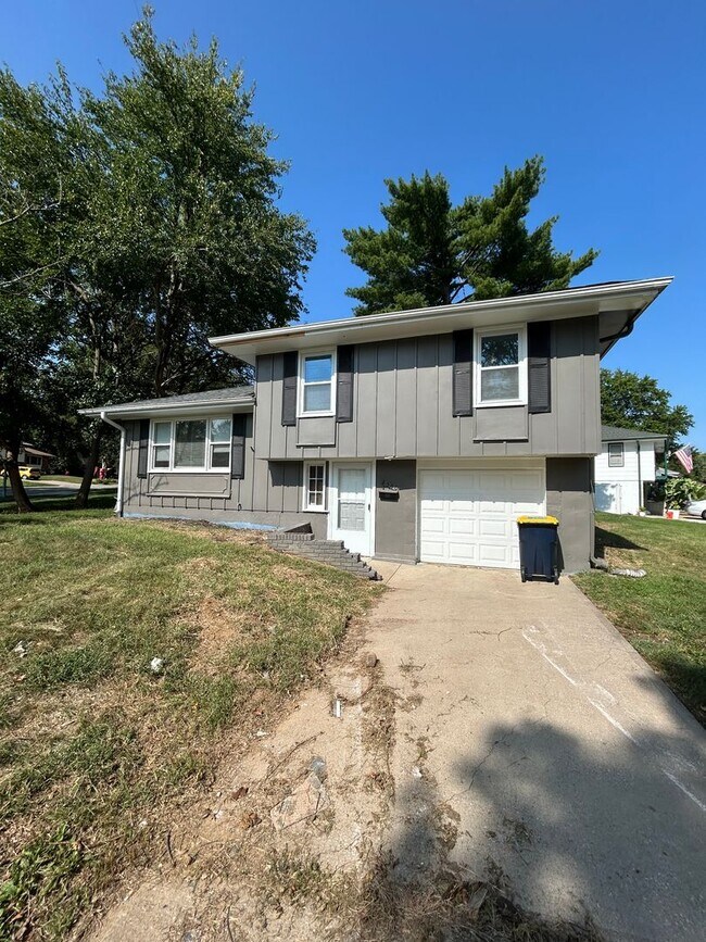 Primary Photo - COMING SOON! Charming 3 Bed 1 Bath Home! $1295.00