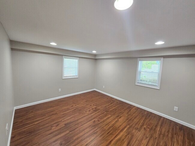 Building Photo - 4094 University Dr