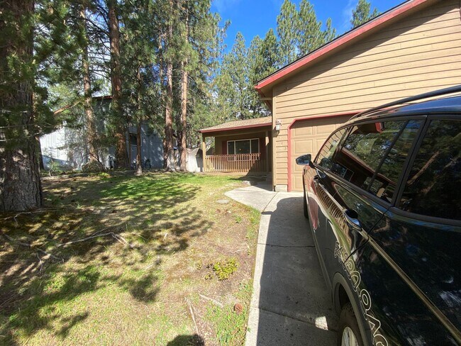 Building Photo - Spacious 2 Bedroom + office! Large yard!  ...