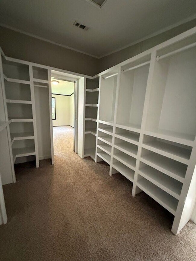 Building Photo - Available Now Spacious 3 Bedroom Home on P...