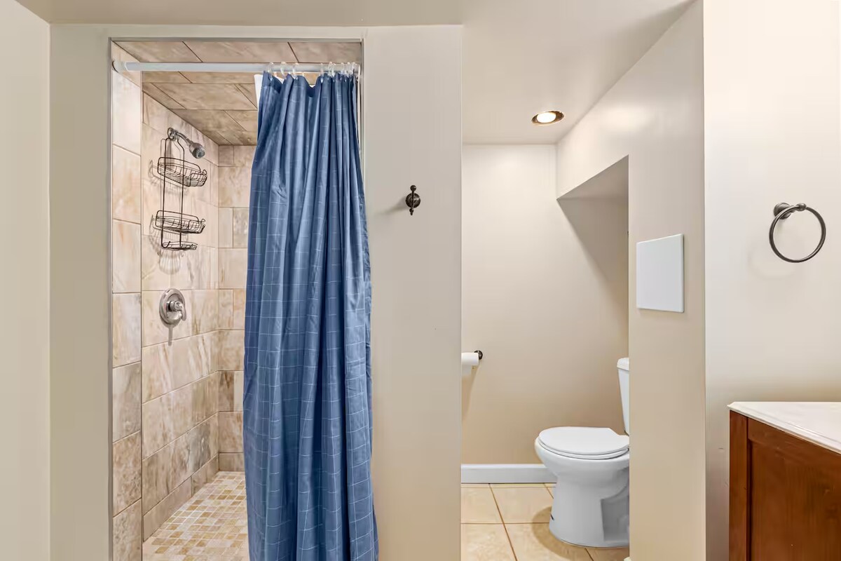 Building Photo - 5638 Botanical Ave