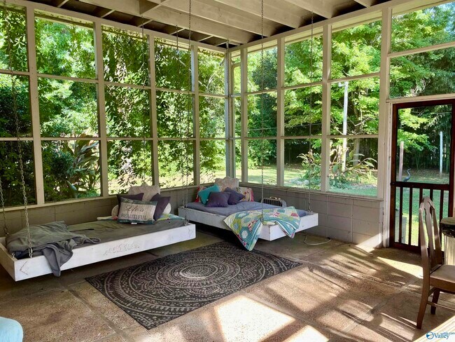 Building Photo - 2105 Hansel Ave SW