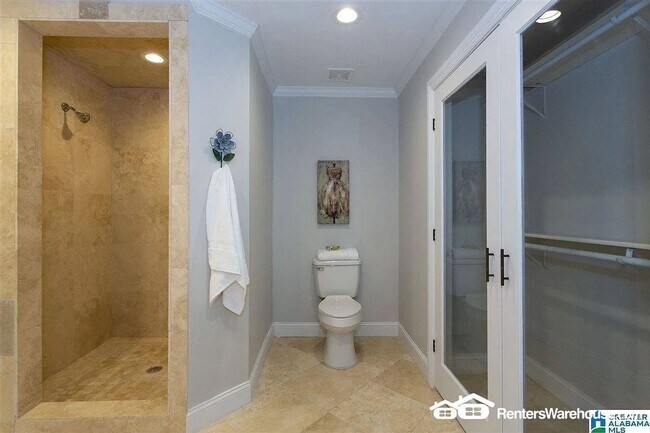 Building Photo - Remarkable 5 bedroom 6 bathroom estate loaded with charm