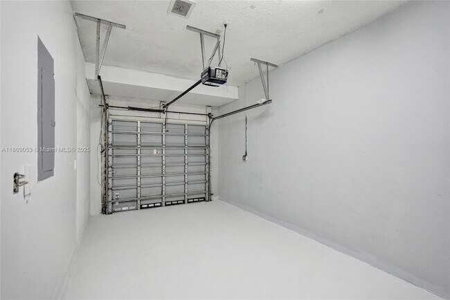 Building Photo - 3128 Coral Ridge Dr