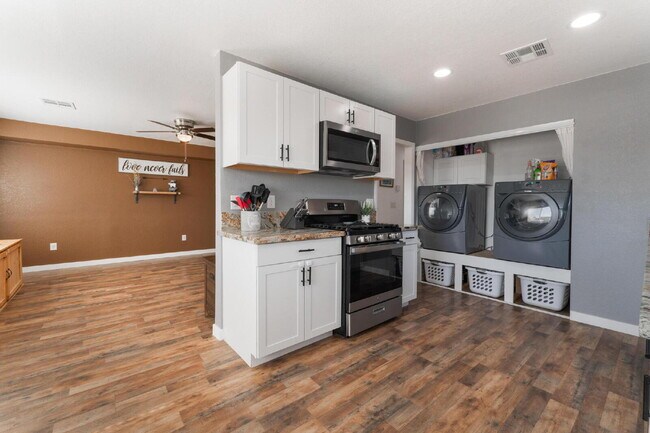 Building Photo - 2 Bedroom 1 bath Single Story Home on Large Lot with Solar and Water Purification