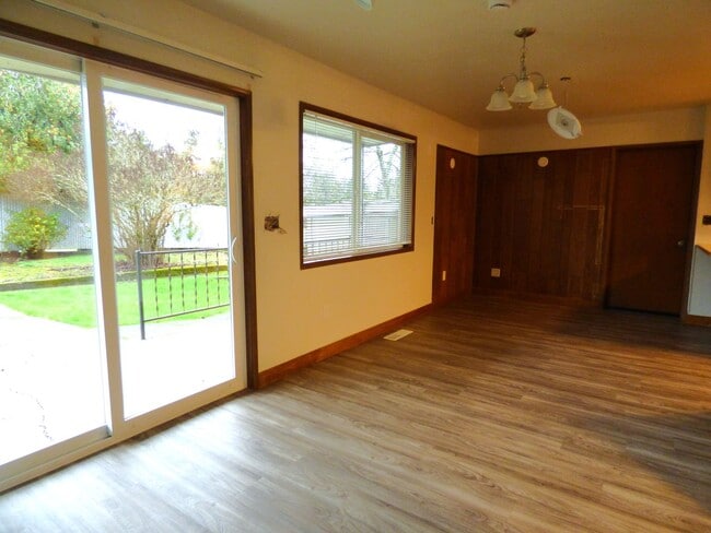 Building Photo - Rent Special - 3 bed 2 bath home in South Salem