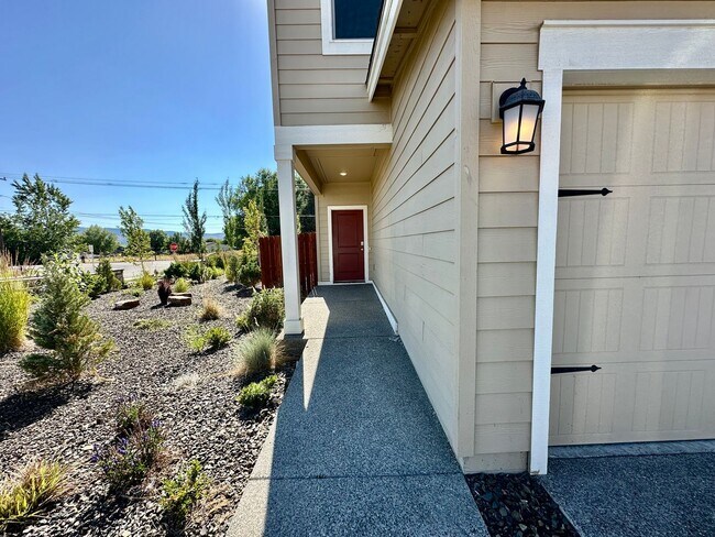 Building Photo - 4 Bedroom Home with Attached 2 Car Garage!