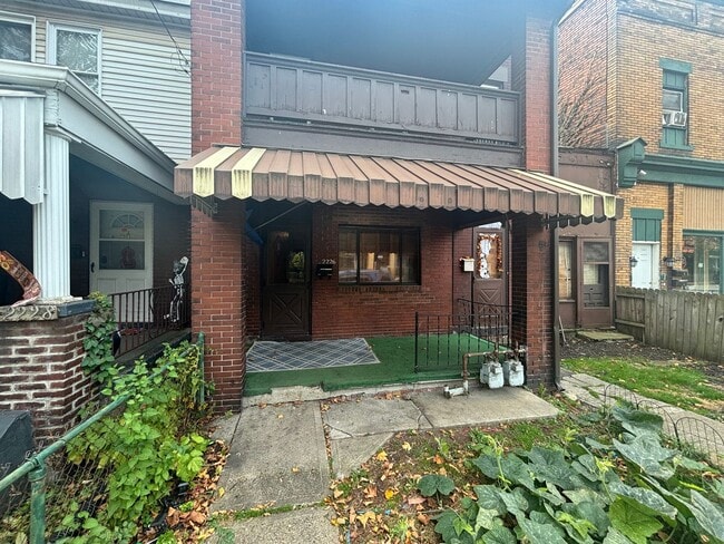 Building Photo - Sweet Single Story Swissvale Living!