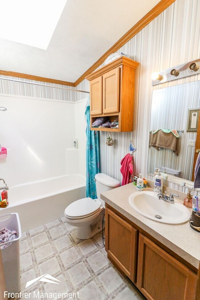 Building Photo - Awesome 3 bedroom 2 bathroom home located in OGDEN KS!