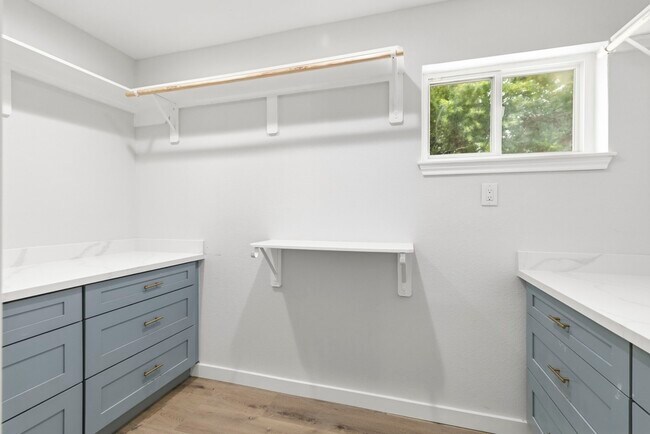 Building Photo - 15215 Parkville Dr