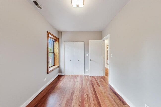 Building Photo - 1257 W Roscoe St