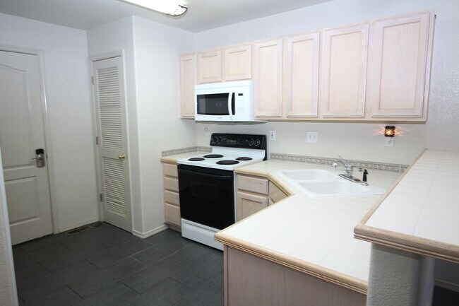 Building Photo - Beautiful 2bdrm 3 bath 2 car garage townhome