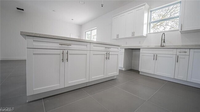 Building Photo - 744 Clancy St E