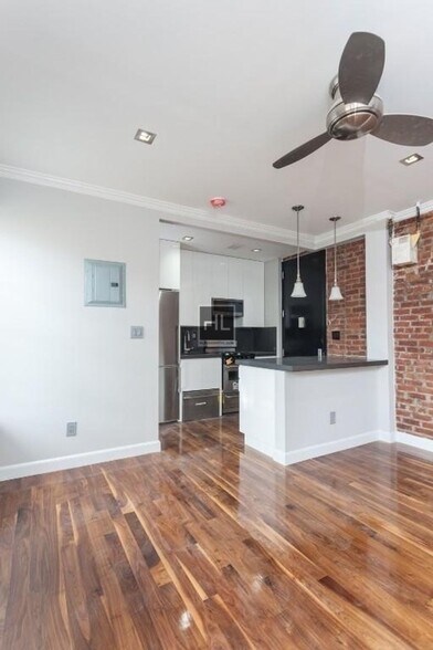 Building Photo - 2ND AVE.