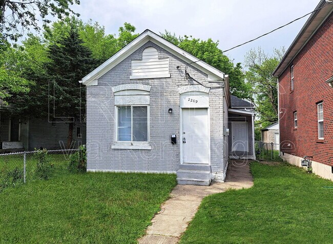 Primary Photo - 2209 St Louis Ave