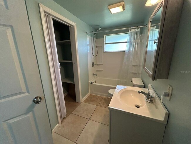 Building Photo - 4722 Fairway Dr S