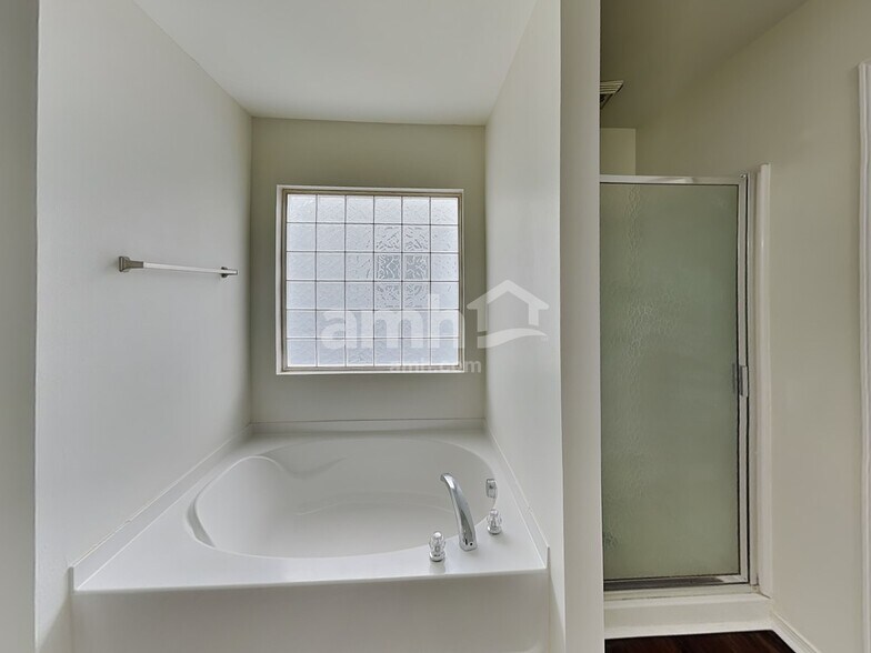 Building Photo - 3837 Larkhaven Village Dr
