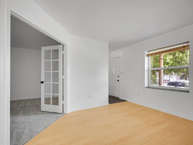 Building Photo - $1,550, 1 bed, 1 bath apartent near wash p...
