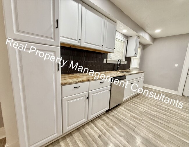 Building Photo - 3-Bedroom Home with Modern Updates Throughout