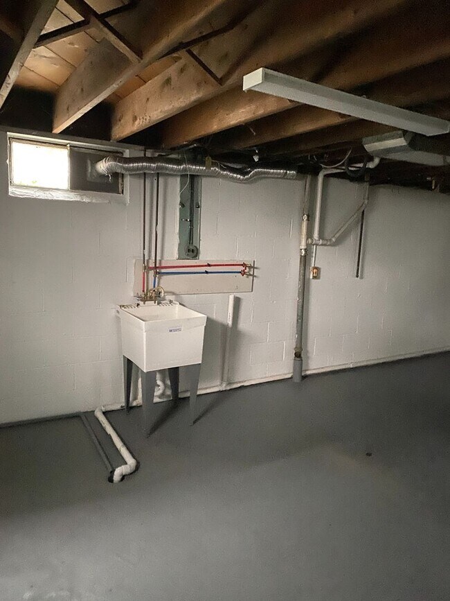 Building Photo - 115 S Beverly Ave