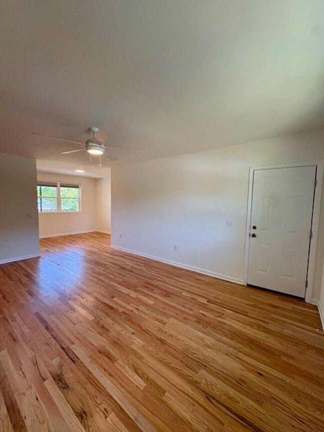 Building Photo - Newly Renovated Three Bedrooms Condo in South Windermere
