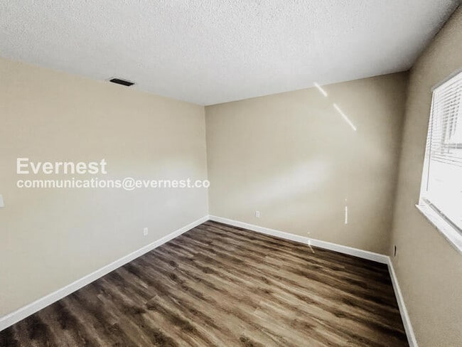 Building Photo - 2 Bed/1 Bath Townhome with Off-Street Parking / Pet-Friendly / Available Now!