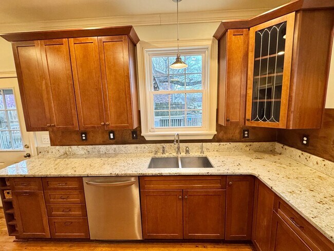 Building Photo - 5 Bedroom Home Between 12 South and Oak Hill