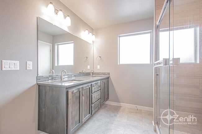 Building Photo - 12323 NE 116th Way