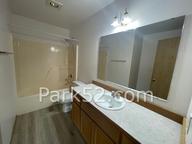 Building Photo - 2 Bedroom University Place Townhome