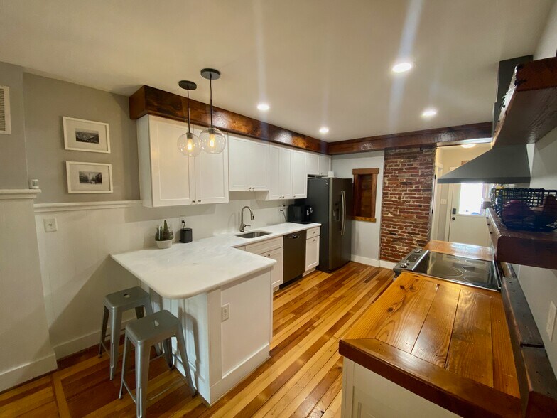 Kitchen - 1406 Andre St