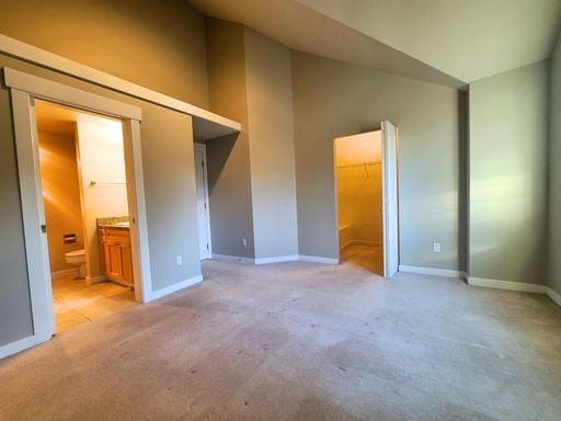 Building Photo - Stunning Three Level Townhome in Green Lak...