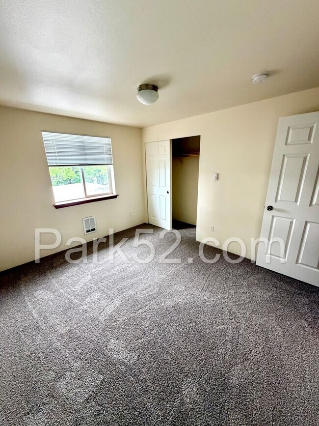 Building Photo - Puyallup Area 2 Bedroom 2nd Floor Apartment