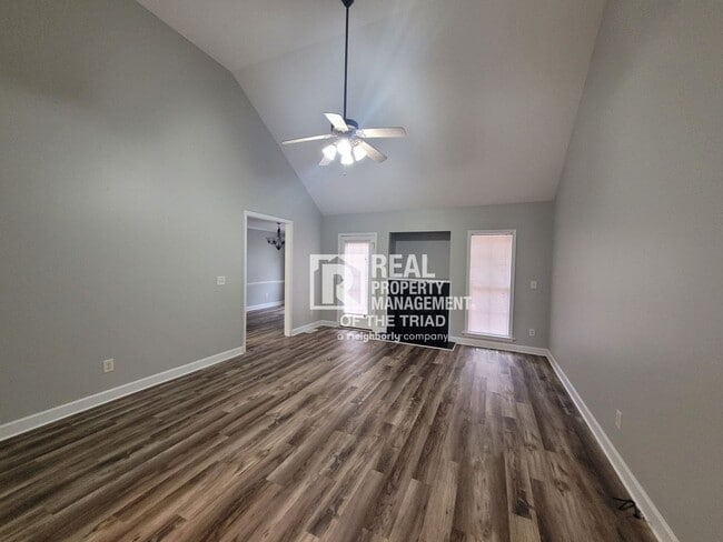 Building Photo - Newly Renovated Now Ready! One level 3BR/2...