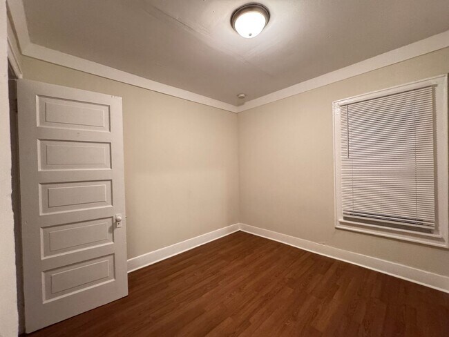 Building Photo - Bright & Spacious 2 Bedroom Lower Unit with Formal Dining Room and Bay Window