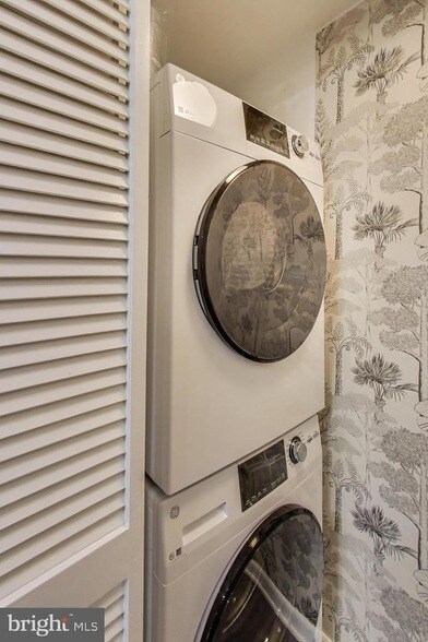 Building Photo - 1001 26th St NW