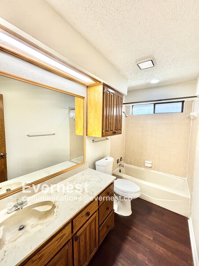 Building Photo - 698 Buttercup Dr