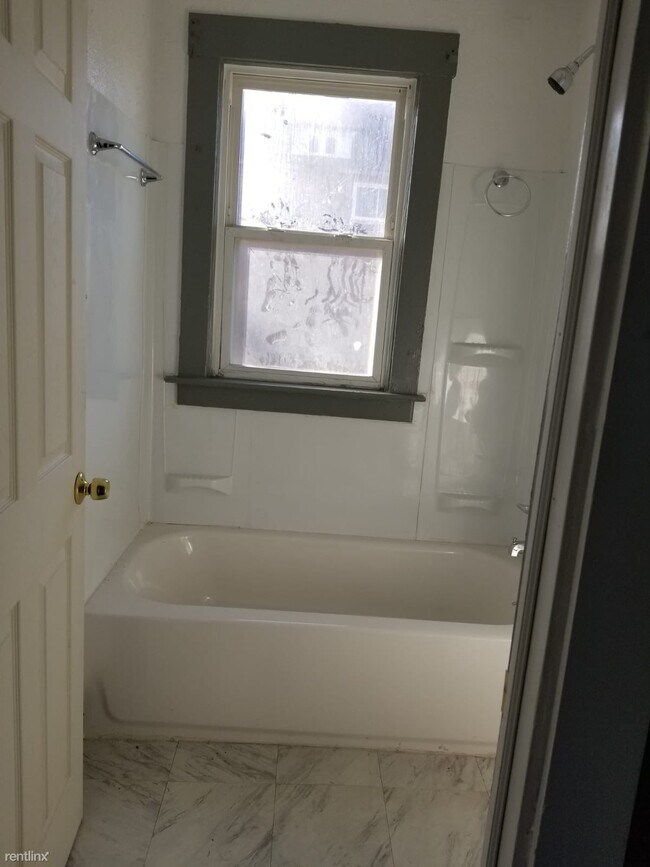 Building Photo - 2 br, 1 bath Duplex - 3777 Elmhurst St