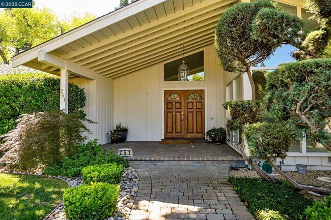 Building Photo - 251 Paraiso Dr
