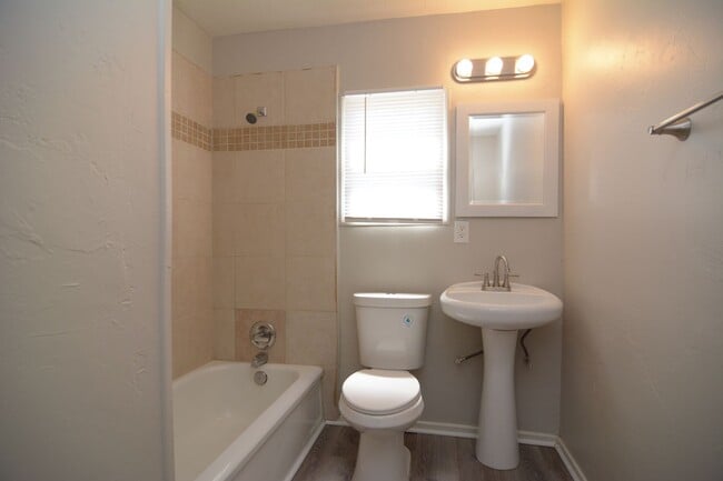 Building Photo - Freshly Updated 3 Bedroom 1 Bath Home! Cen...