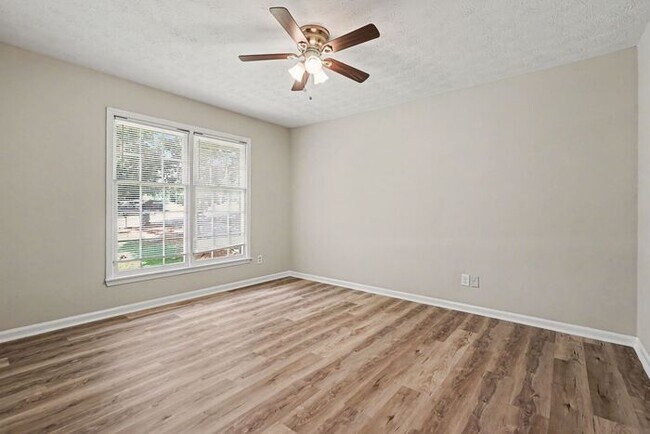 Building Photo - 2BR/1BA Duplex Conveniently Located Off Pleasant Hill & Cruse Rd!