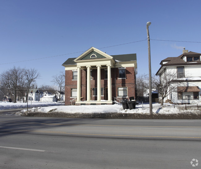 Building Photo - The Manor