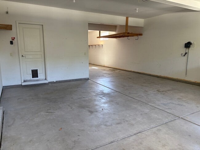 Building Photo - "Luxury Living: Stunning home with marble counter tops & Fireplace!"