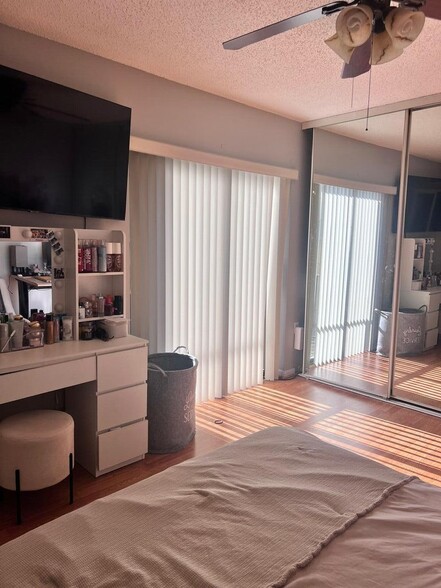 Building Photo - 1700 Embassy Dr