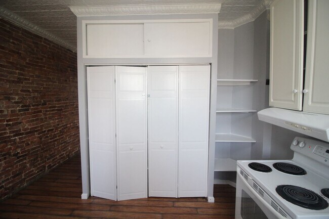 Building Photo - 2026/2027 JHU Off-campus Large 5bd/2.5ba home w/ Parking Spot! Available 6/9/26