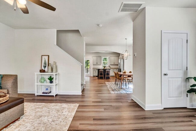 Building Photo - Walking distance to downtown Easley!