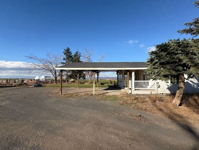 Building Photo - Country LIving